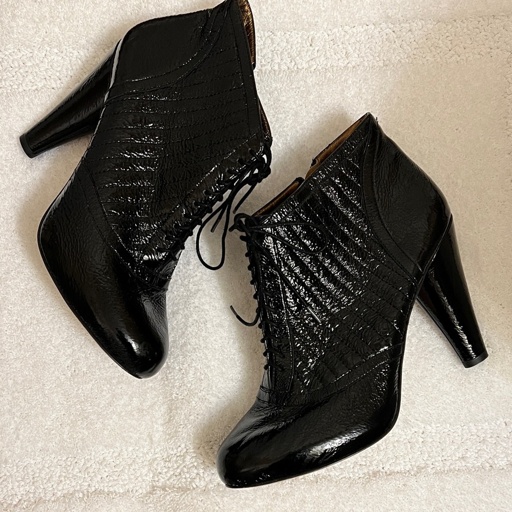 Cynthia Vincent patent leather lace up ankle boots size 10